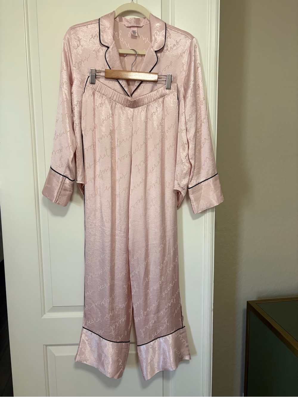 💤💗 Victoria's Secret Light Pink Satin Pajama Set with Black Detail 💗💤